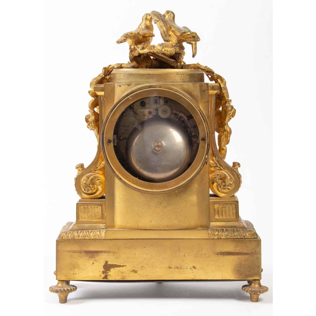 Pendule de style Louis XVI en bronze à décor de porcelaine de Sèvres | Biron Pendule de style Louis XVI en bronze à décor de porcelaine de Sèvres