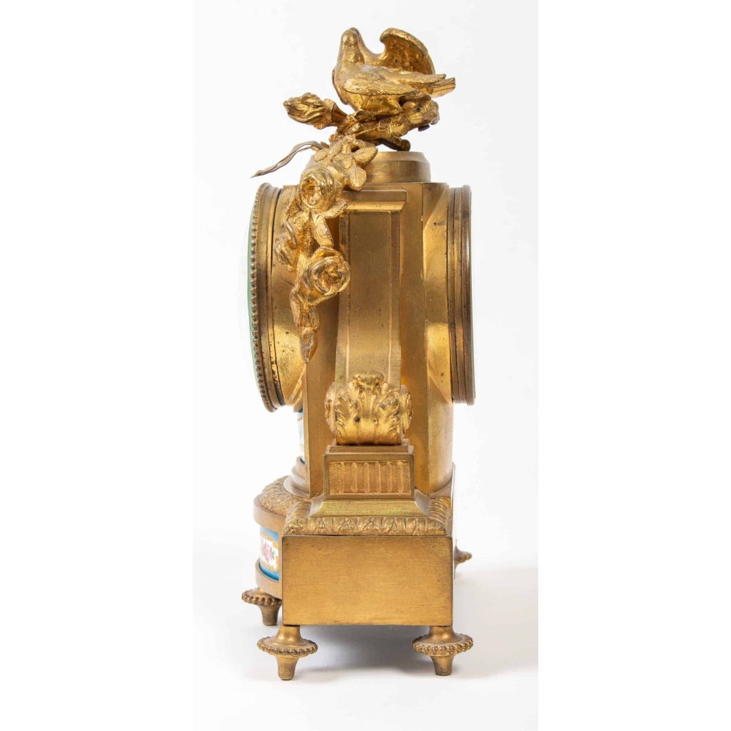 Pendule de style Louis XVI en bronze à décor de porcelaine de Sèvres | Biron Pendule de style Louis XVI en bronze à décor de porcelaine de Sèvres