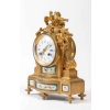 Pendule de style Louis XVI en bronze à décor de porcelaine de Sèvres | Biron Pendule de style Louis XVI en bronze à décor de porcelaine de Sèvres
