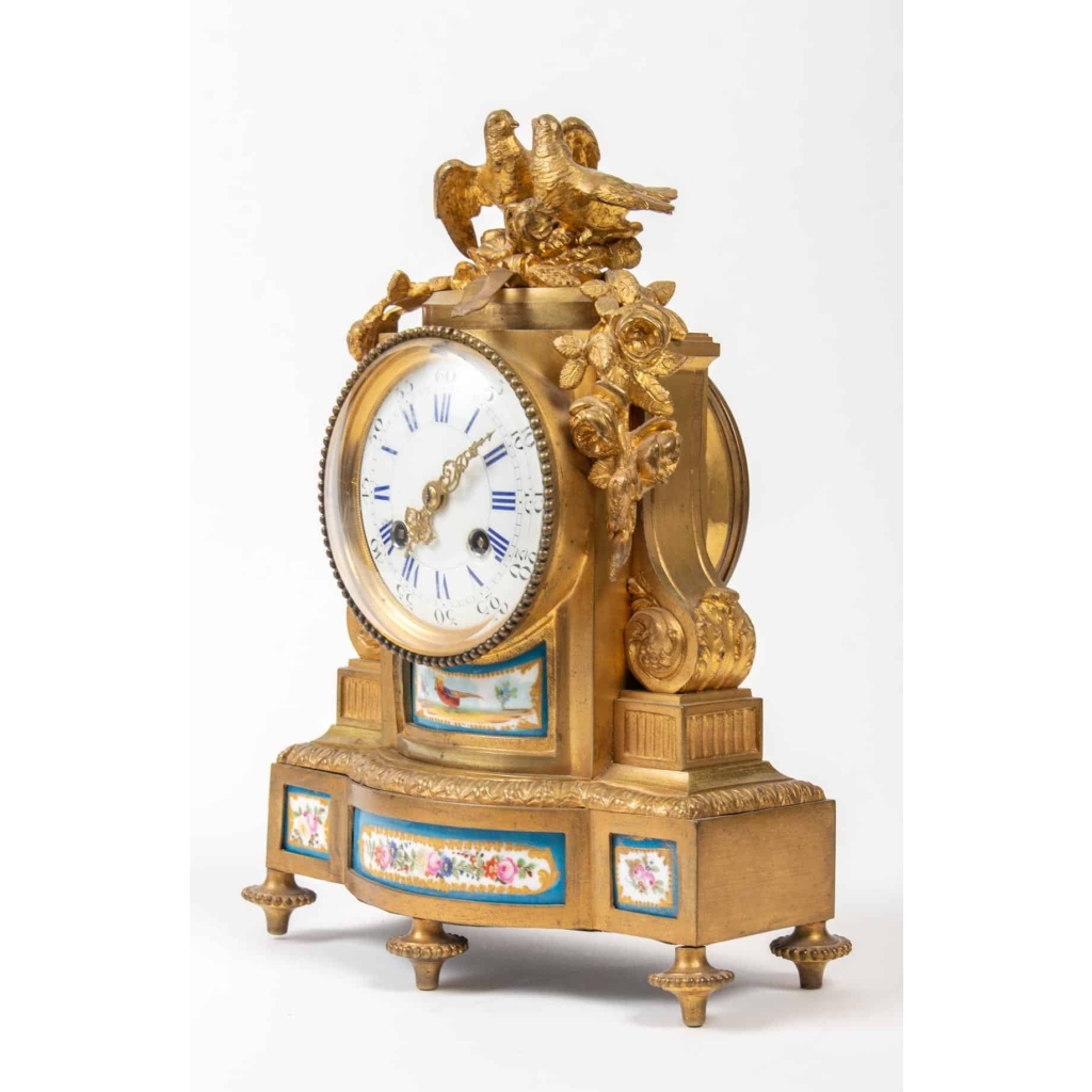 Pendule de style Louis XVI en bronze à décor de porcelaine de Sèvres | Biron Pendule de style Louis XVI en bronze à décor de porcelaine de Sèvres