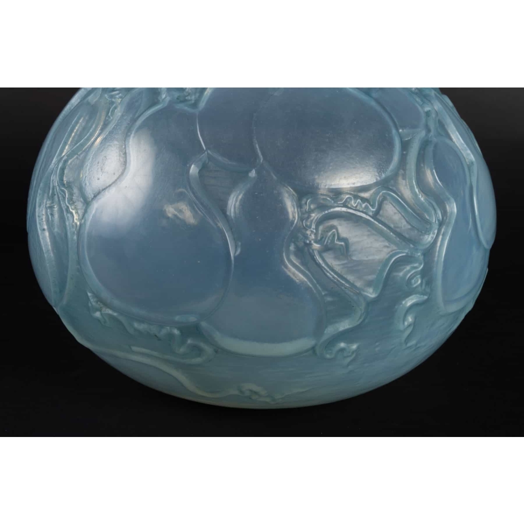 Vase « Courges » verre opalescent double couche patiné bleu de René LALIQUE