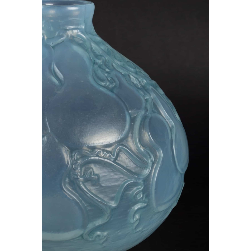Vase « Courges » verre opalescent double couche patiné bleu de René LALIQUE