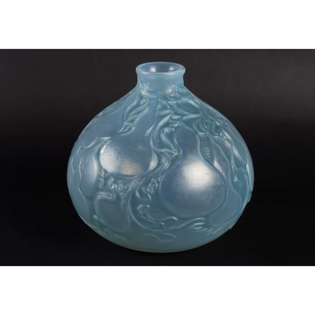 Vase « Courges » verre opalescent double couche patiné bleu de René LALIQUE