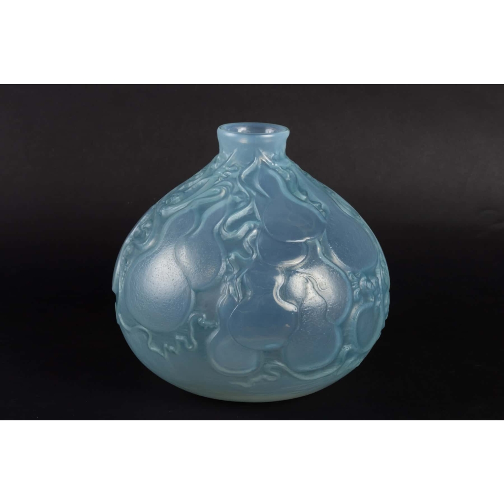 Vase « Courges » verre opalescent double couche patiné bleu de René LALIQUE