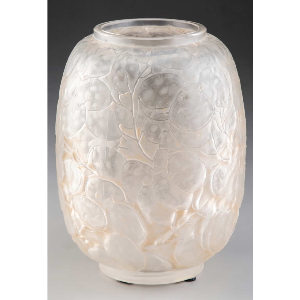 Vase « Monnaie du Pape » verre blanc patiné sépia de René LALIQUE 4