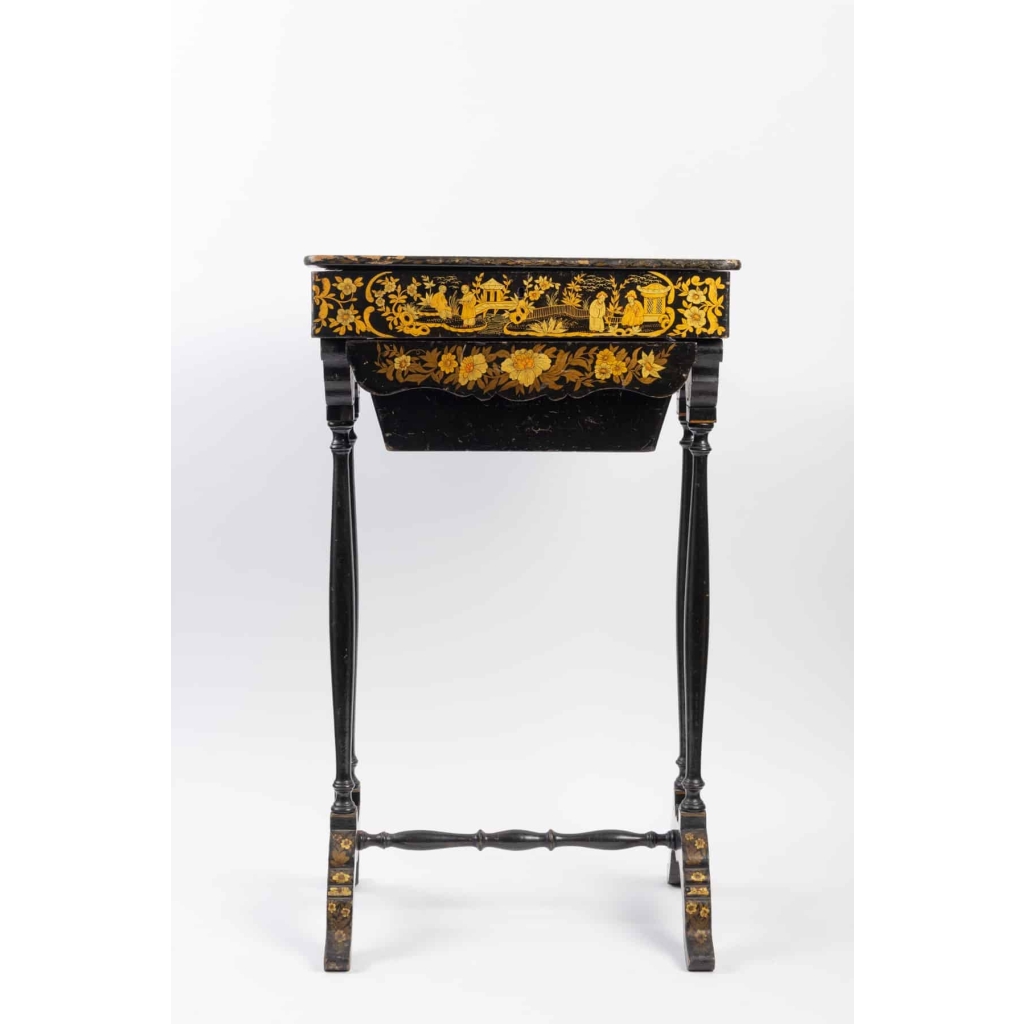 Table en laque noire et or 19e siècle