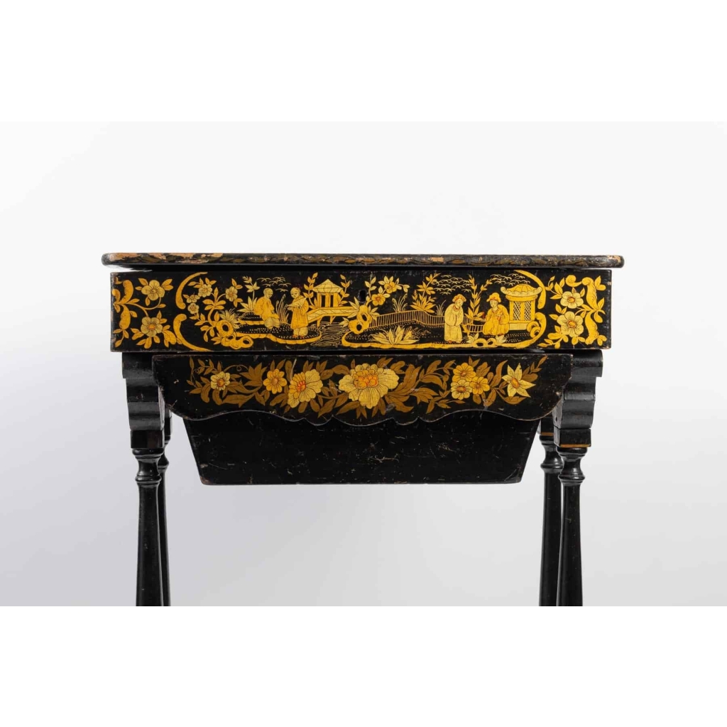 Table en laque noire et or 19e siècle