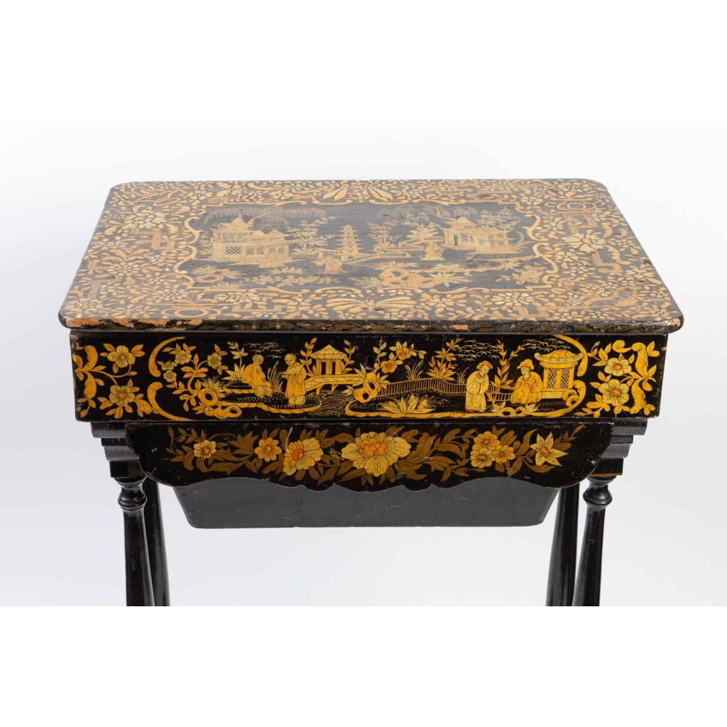 Table en laque noire et or 19e siècle