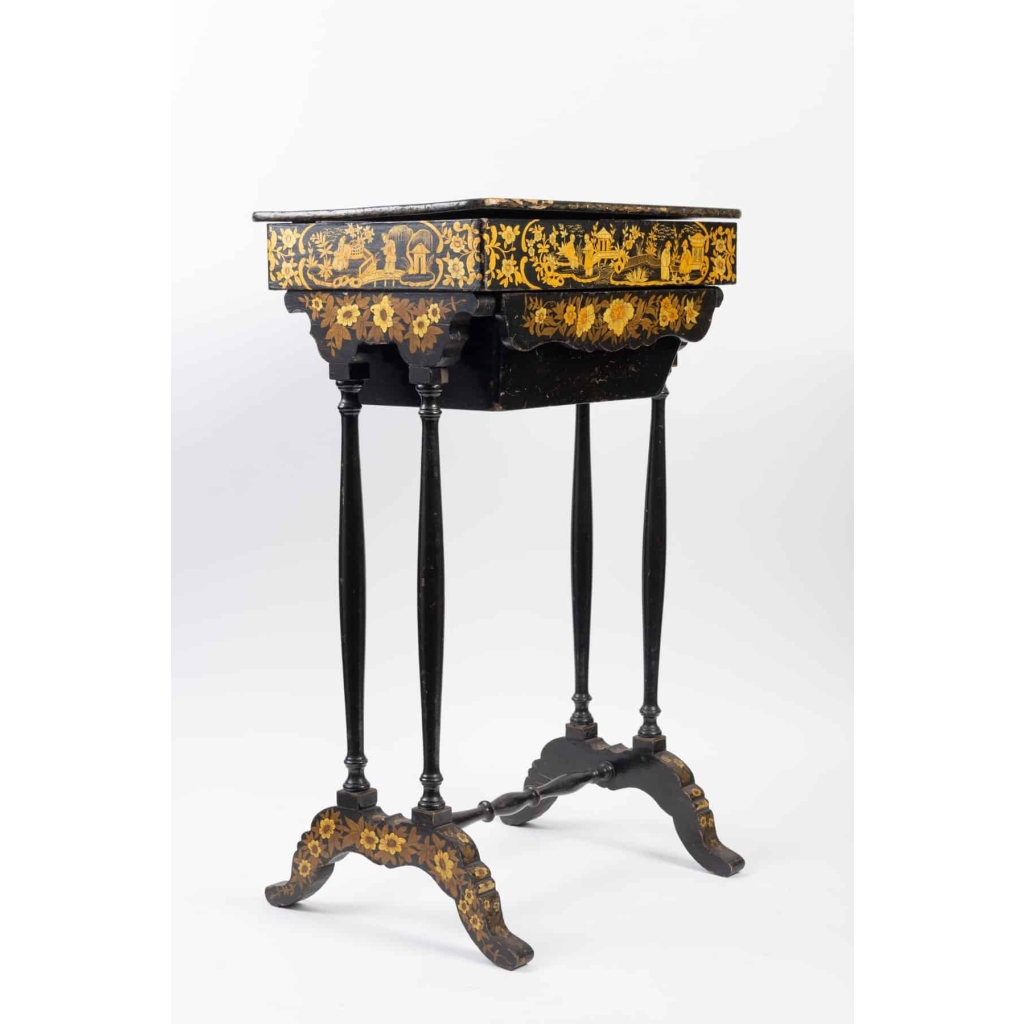 Table en laque noire et or 19e siècle