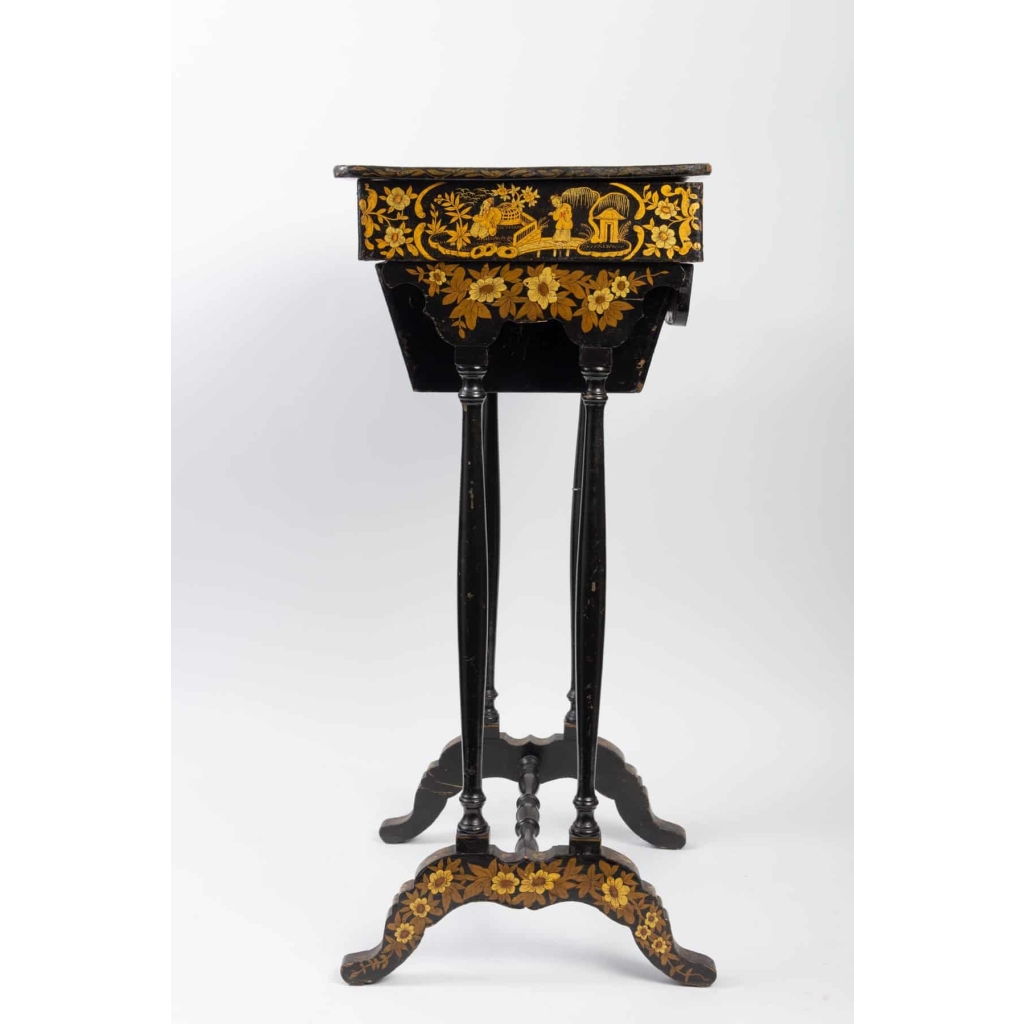 Table en laque noire et or 19e siècle