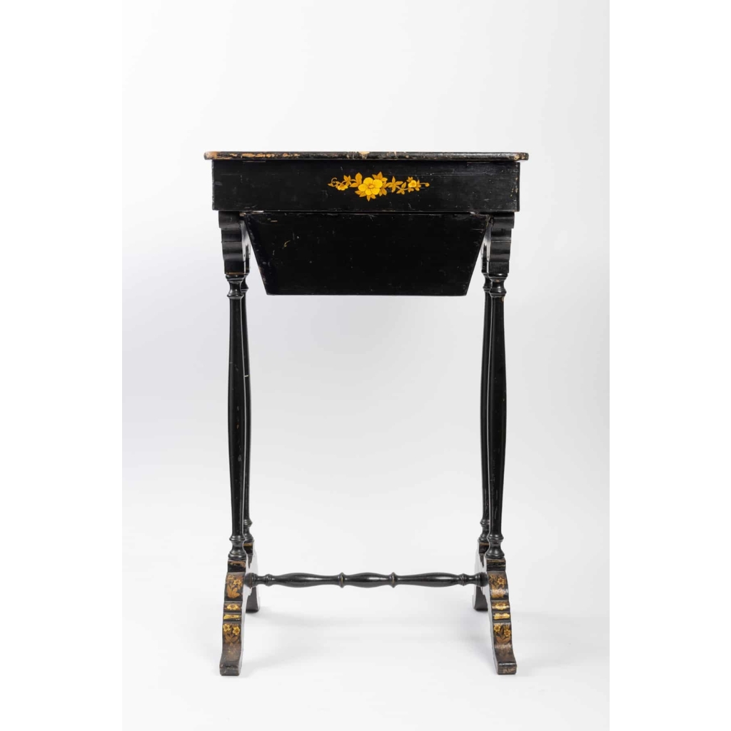 Table en laque noire et or 19e siècle
