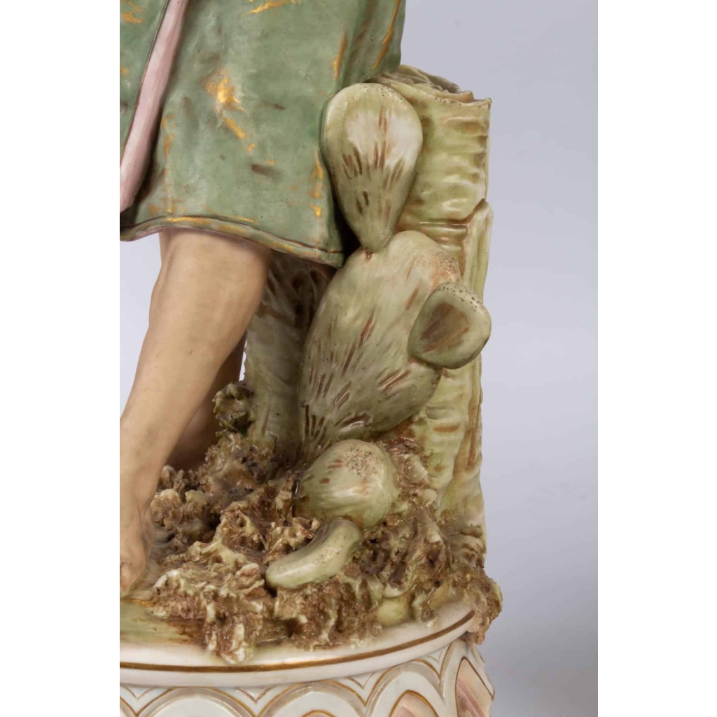 Vendeur d’eau et femme revenant de la pêche, Royal Dux Bohemia, première moitié XXème | Biron Vendeur d’eau et femme revenant de la pêche, Royal Dux Bohemia, première moitié XXème