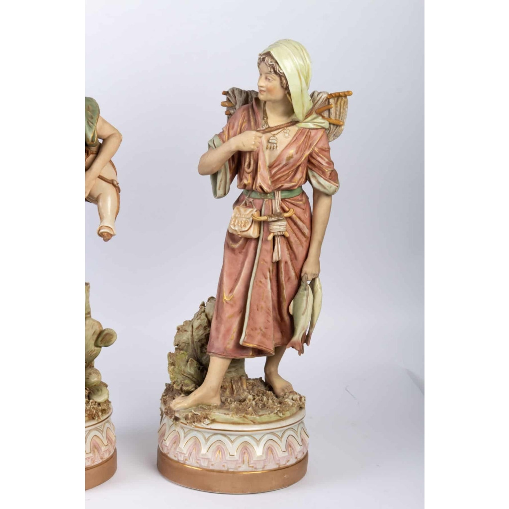 Vendeur d’eau et femme revenant de la pêche, Royal Dux Bohemia, première moitié XXème | Biron Vendeur d’eau et femme revenant de la pêche, Royal Dux Bohemia, première moitié XXème