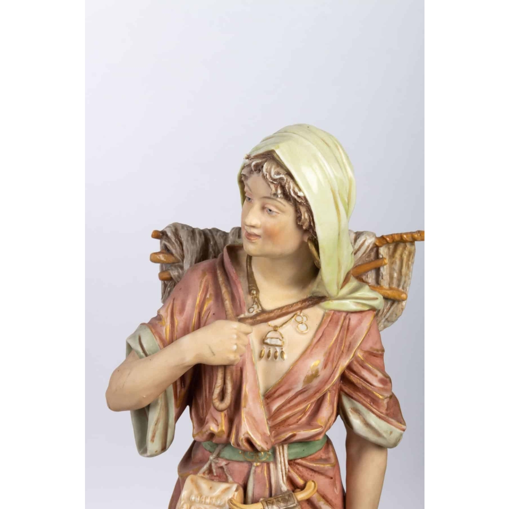 Vendeur d’eau et femme revenant de la pêche, Royal Dux Bohemia, première moitié XXème | Biron Vendeur d’eau et femme revenant de la pêche, Royal Dux Bohemia, première moitié XXème