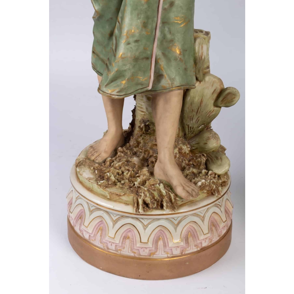 Vendeur d’eau et femme revenant de la pêche, Royal Dux Bohemia, première moitié XXème | Biron Vendeur d’eau et femme revenant de la pêche, Royal Dux Bohemia, première moitié XXème