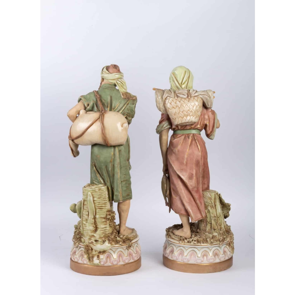 Vendeur d’eau et femme revenant de la pêche, Royal Dux Bohemia, première moitié XXème | Biron Vendeur d’eau et femme revenant de la pêche, Royal Dux Bohemia, première moitié XXème