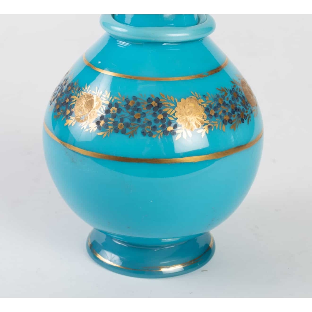Carafe en opaline bleu turquoise, dorée et émaillée 19e siècle | Biron Carafe en opaline bleu turquoise, dorée et émaillée 19e siècle