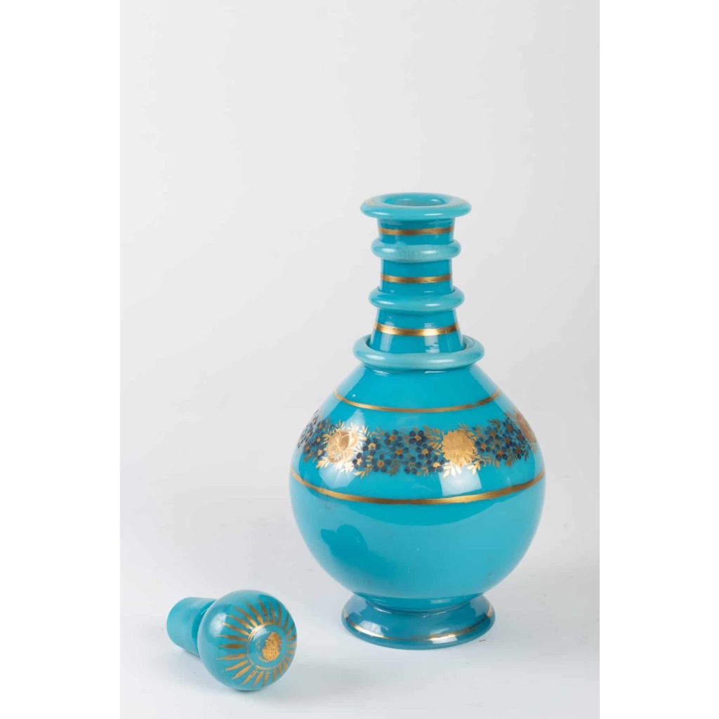 Carafe en opaline bleu turquoise, dorée et émaillée 19e siècle | Biron Carafe en opaline bleu turquoise, dorée et émaillée 19e siècle
