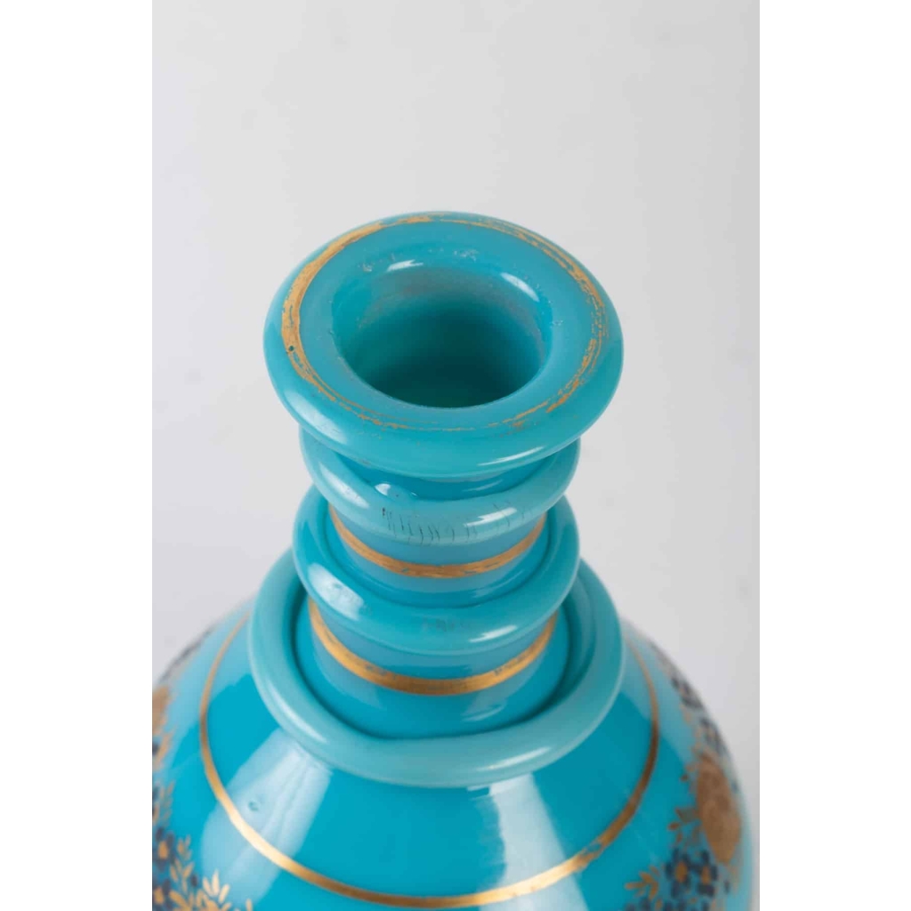 Carafe en opaline bleu turquoise, dorée et émaillée 19e siècle | Biron Carafe en opaline bleu turquoise, dorée et émaillée 19e siècle