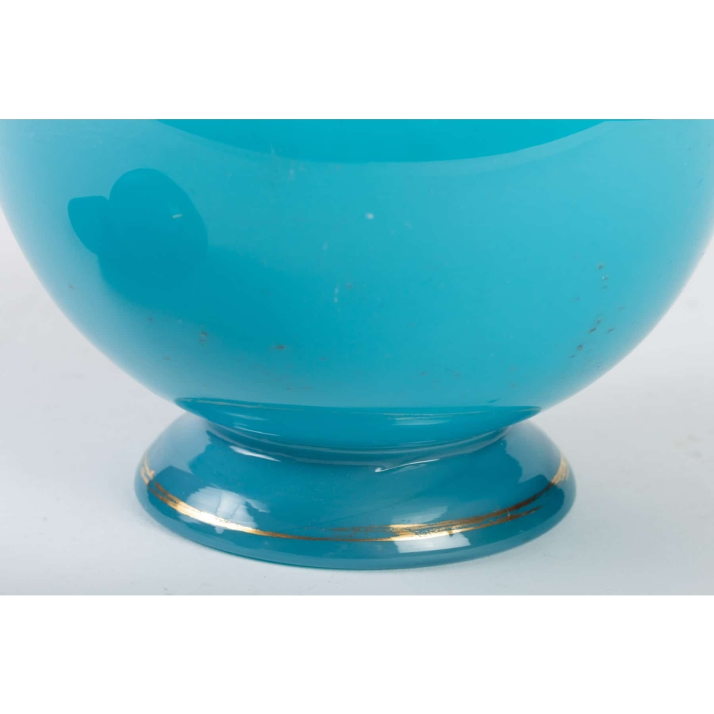 Carafe en opaline bleu turquoise, dorée et émaillée 19e siècle | Biron Carafe en opaline bleu turquoise, dorée et émaillée 19e siècle