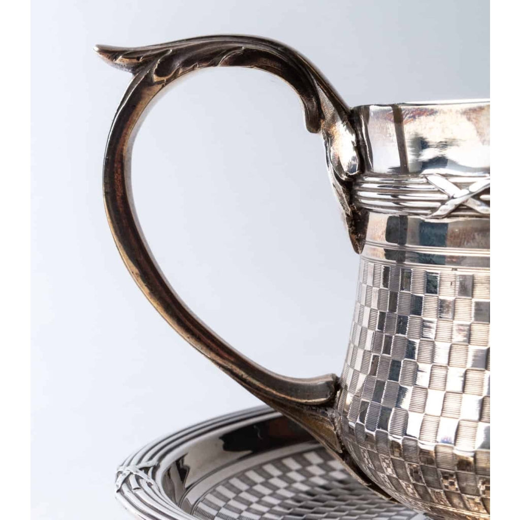 Grande tasse à chocolat argentée et guillochée signée Lapar XIXème | Biron Grande tasse à chocolat argentée et guillochée signée Lapar XIXème