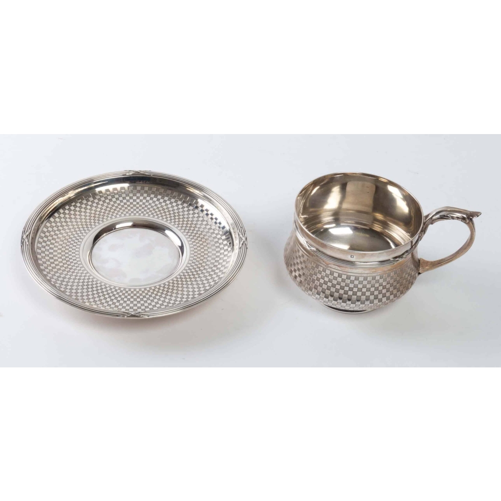 Grande tasse à chocolat argentée et guillochée signée Lapar XIXème | Biron Grande tasse à chocolat argentée et guillochée signée Lapar XIXème