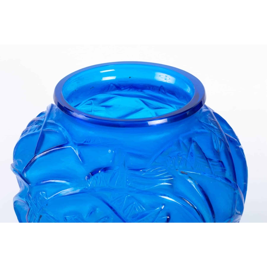 Vase « Sauterelles » verre bleu électrique de René LALIQUE