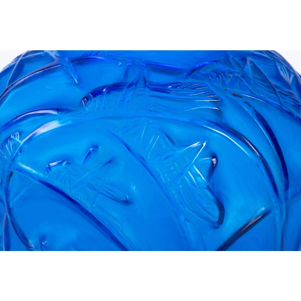 Vase « Sauterelles » verre bleu électrique de René LALIQUE