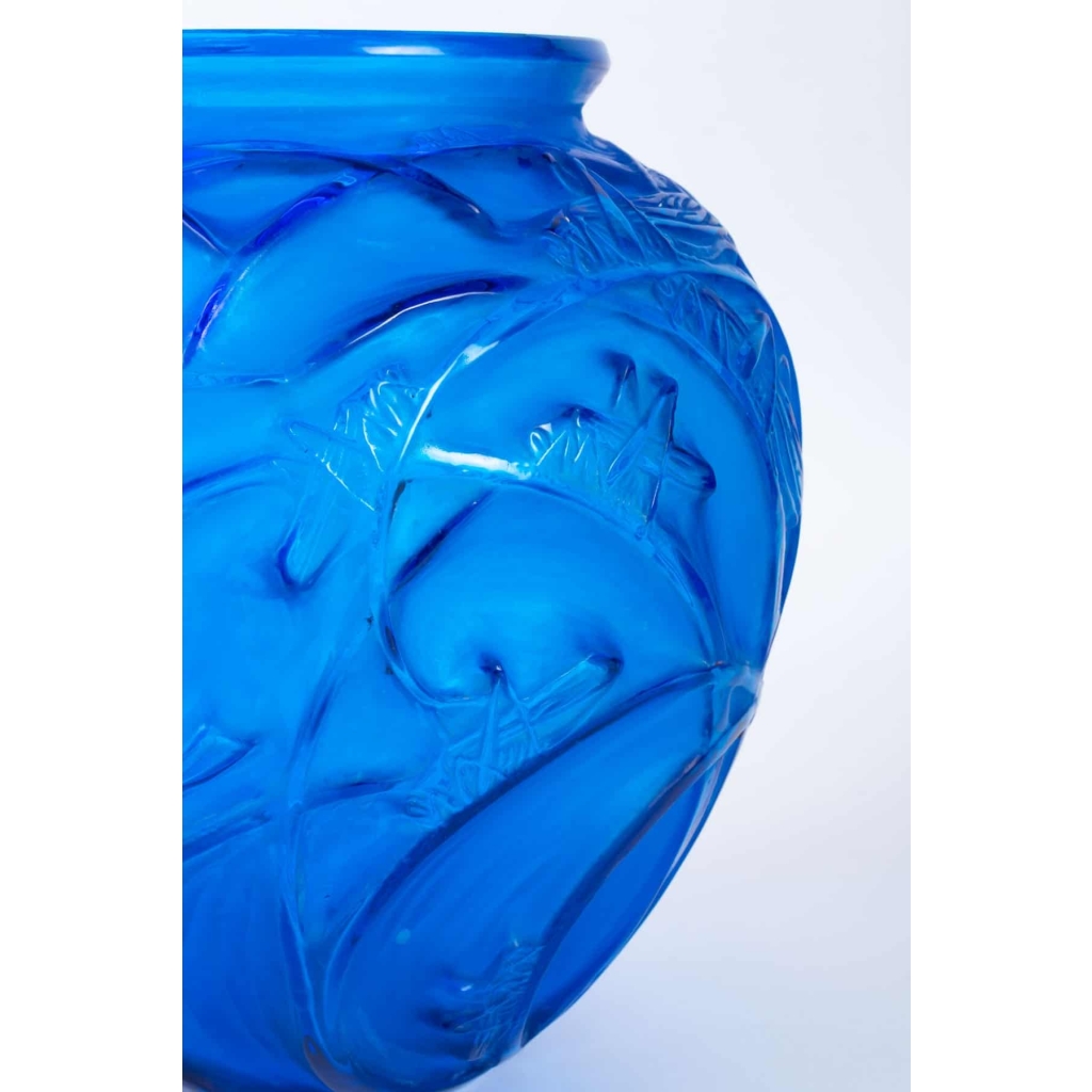 Vase « Sauterelles » verre bleu électrique de René LALIQUE