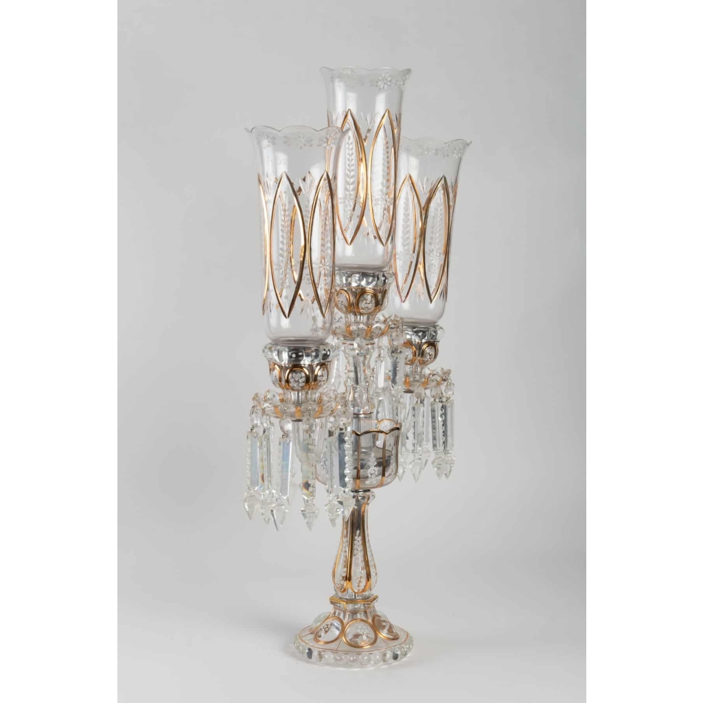Une paire de candélabres en cristal à trois bras de lumière | Biron Une paire de candélabres en cristal à trois bras de lumière