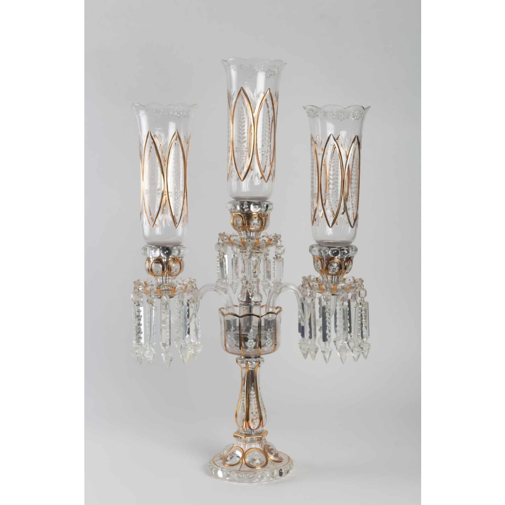 Une paire de candélabres en cristal à trois bras de lumière | Biron Une paire de candélabres en cristal à trois bras de lumière