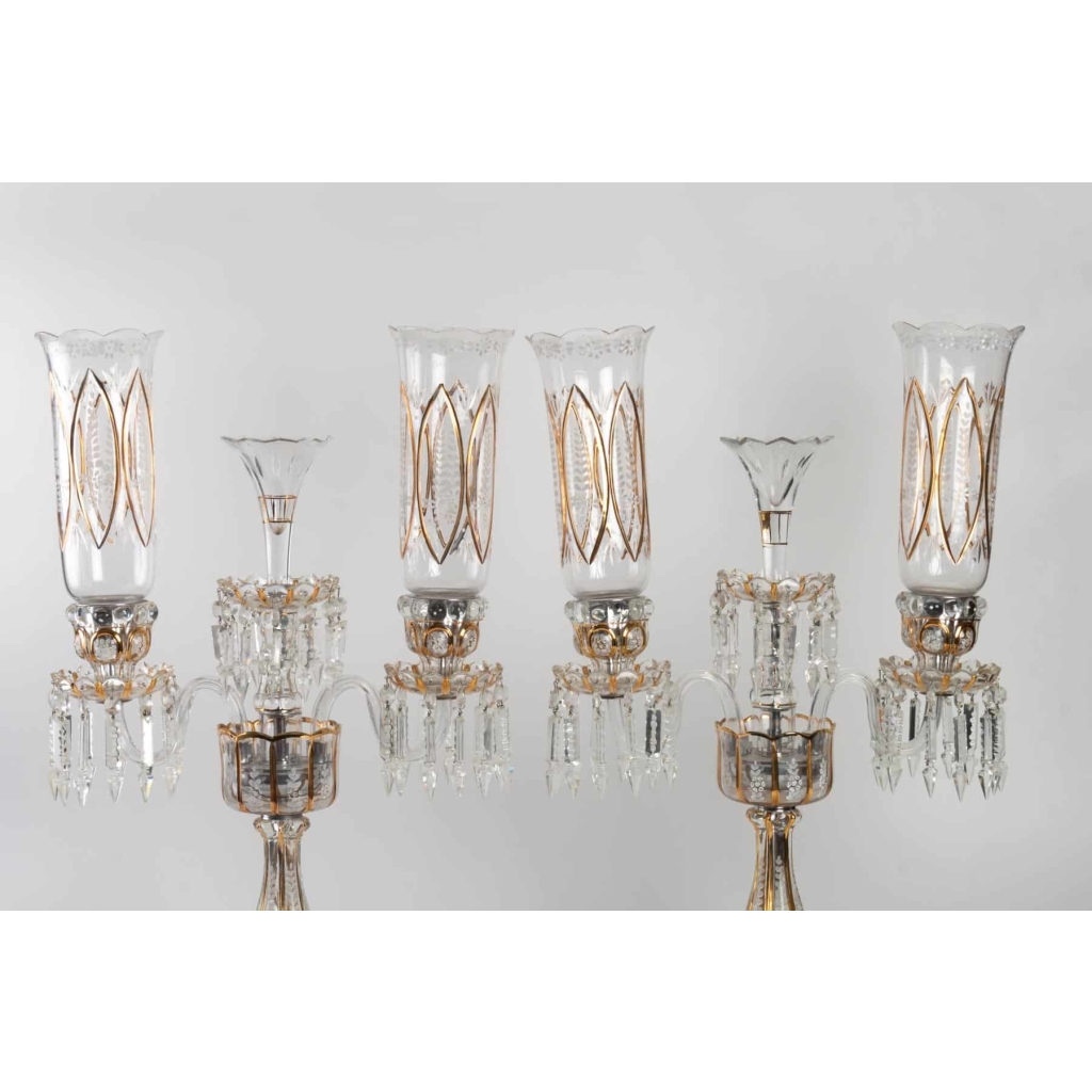 Une paire de candélabres en cristal à trois bras de lumière | Biron Une paire de candélabres en cristal à trois bras de lumière