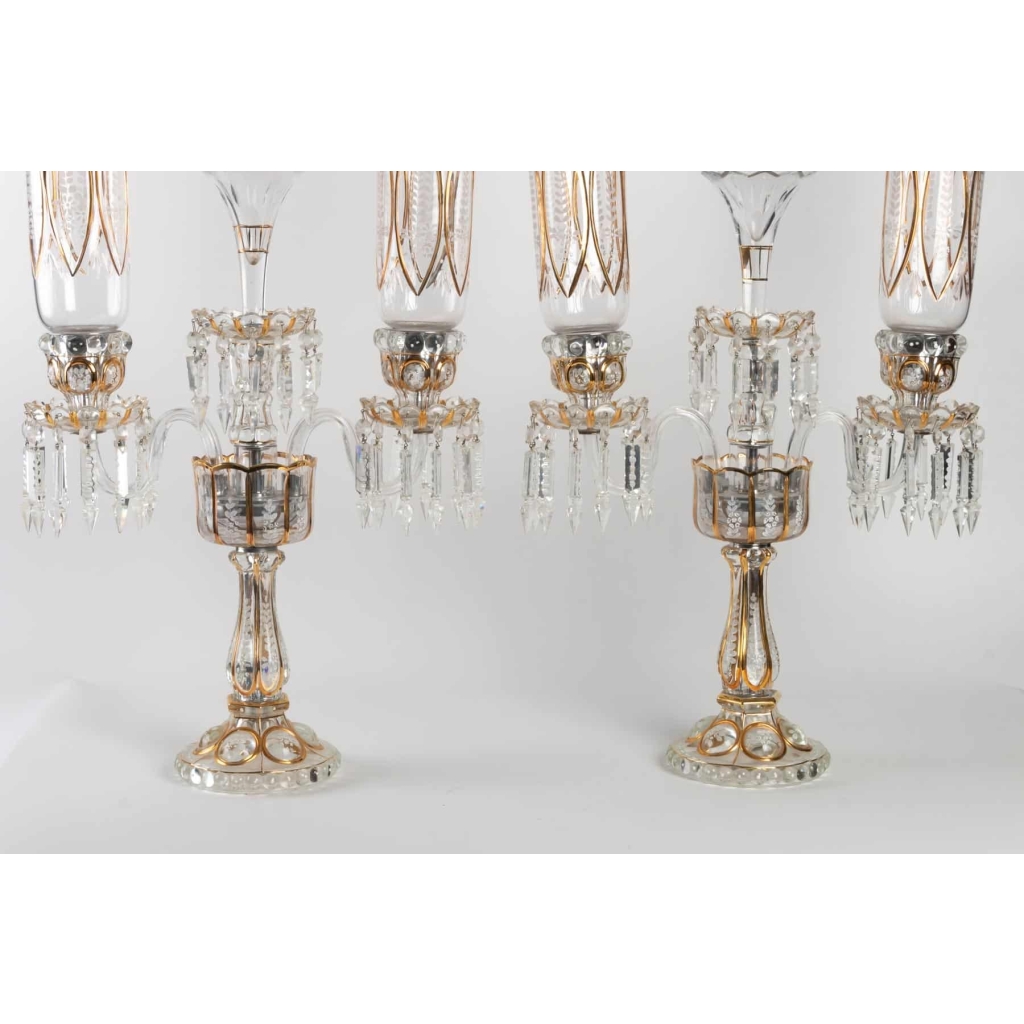 Une paire de candélabres en cristal à trois bras de lumière | Biron Une paire de candélabres en cristal à trois bras de lumière