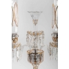 Une paire de candélabres en cristal à trois bras de lumière | Biron Une paire de candélabres en cristal à trois bras de lumière