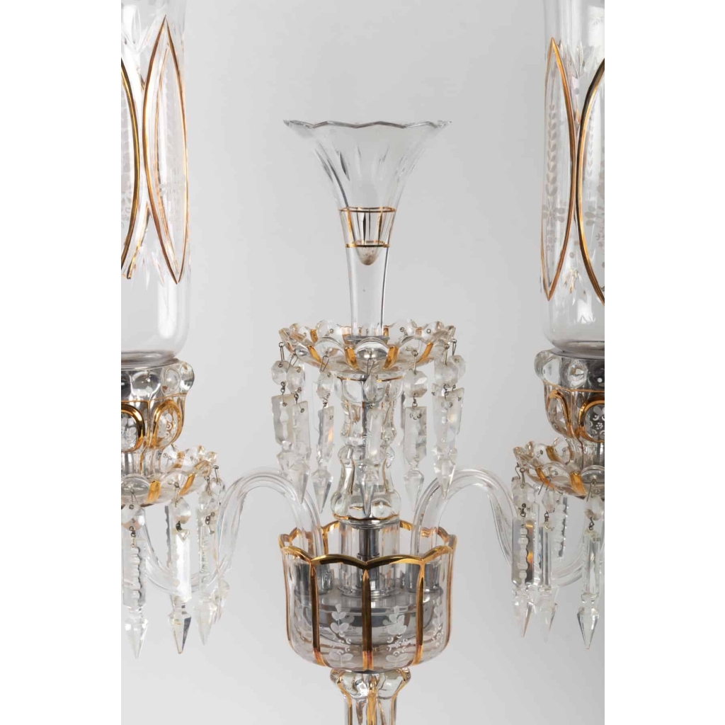 Une paire de candélabres en cristal à trois bras de lumière | Biron Une paire de candélabres en cristal à trois bras de lumière