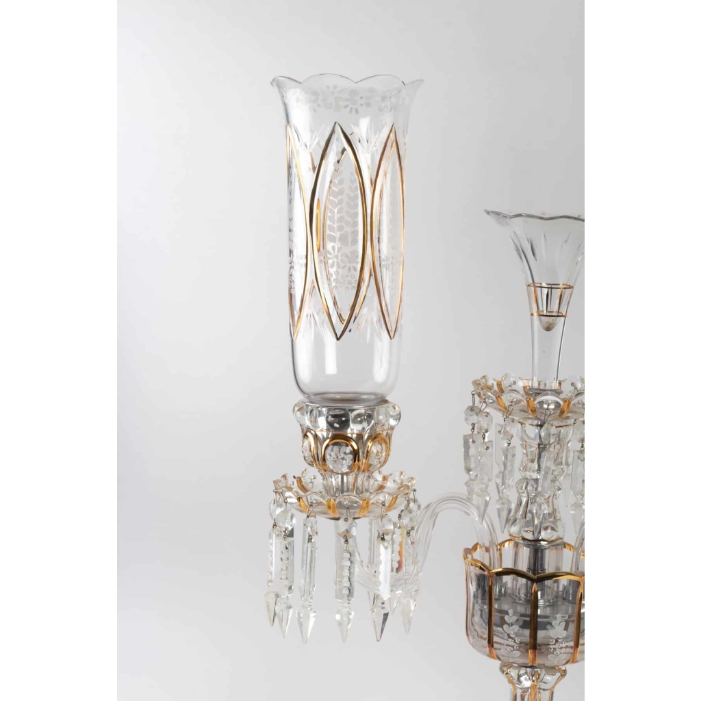 Une paire de candélabres en cristal à trois bras de lumière | Biron Une paire de candélabres en cristal à trois bras de lumière