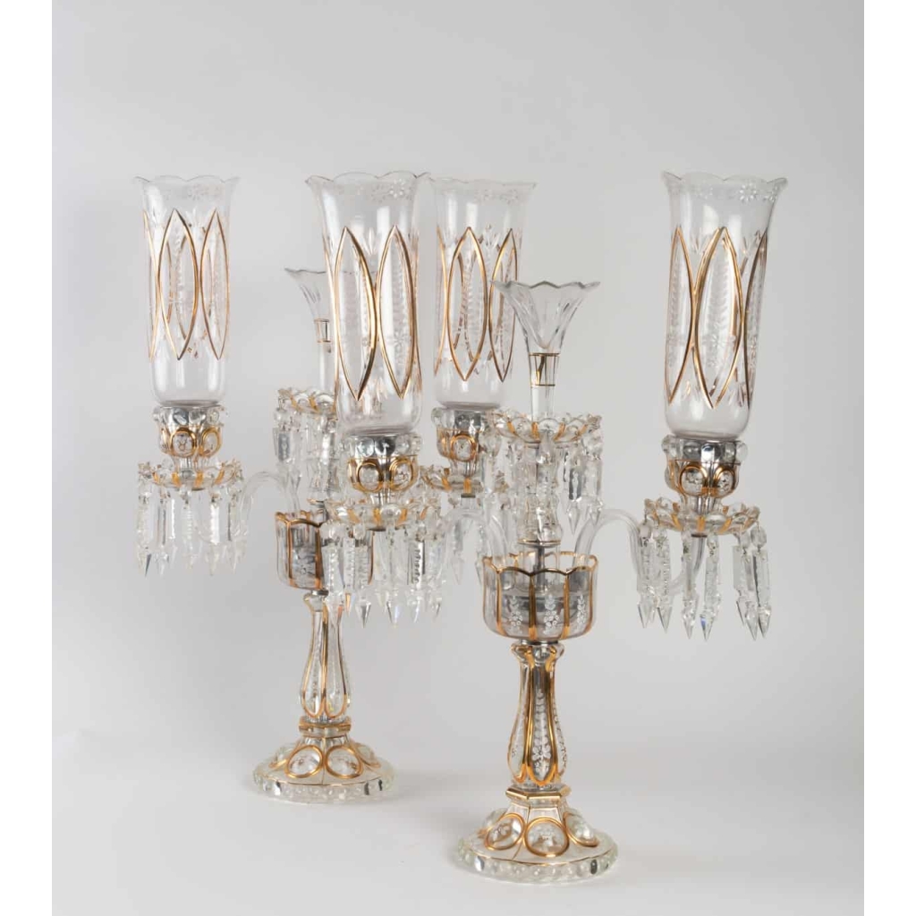 Une paire de candélabres en cristal à trois bras de lumière | Biron Une paire de candélabres en cristal à trois bras de lumière
