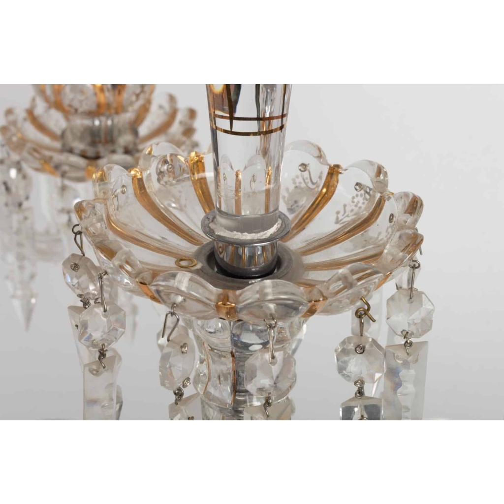 Une paire de candélabres en cristal à trois bras de lumière | Biron Une paire de candélabres en cristal à trois bras de lumière
