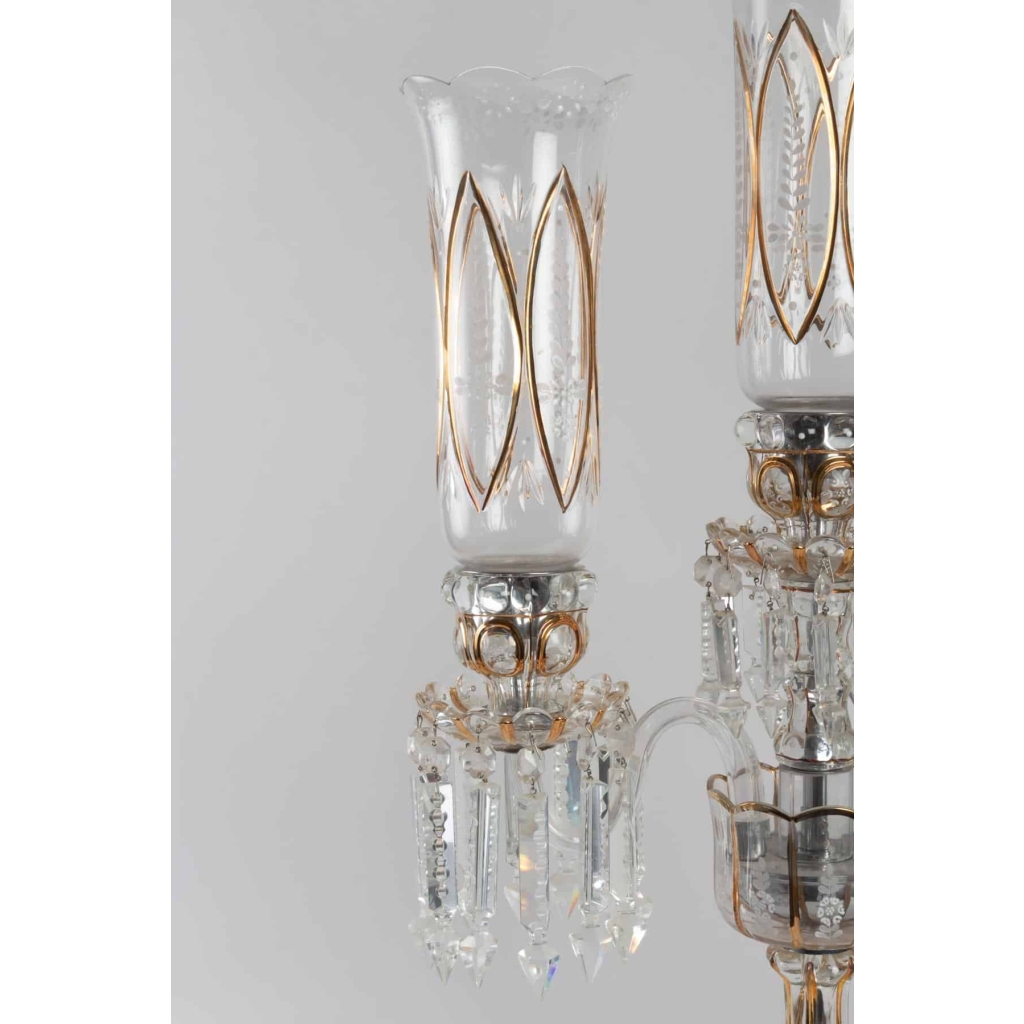 Une paire de candélabres en cristal à trois bras de lumière | Biron Une paire de candélabres en cristal à trois bras de lumière