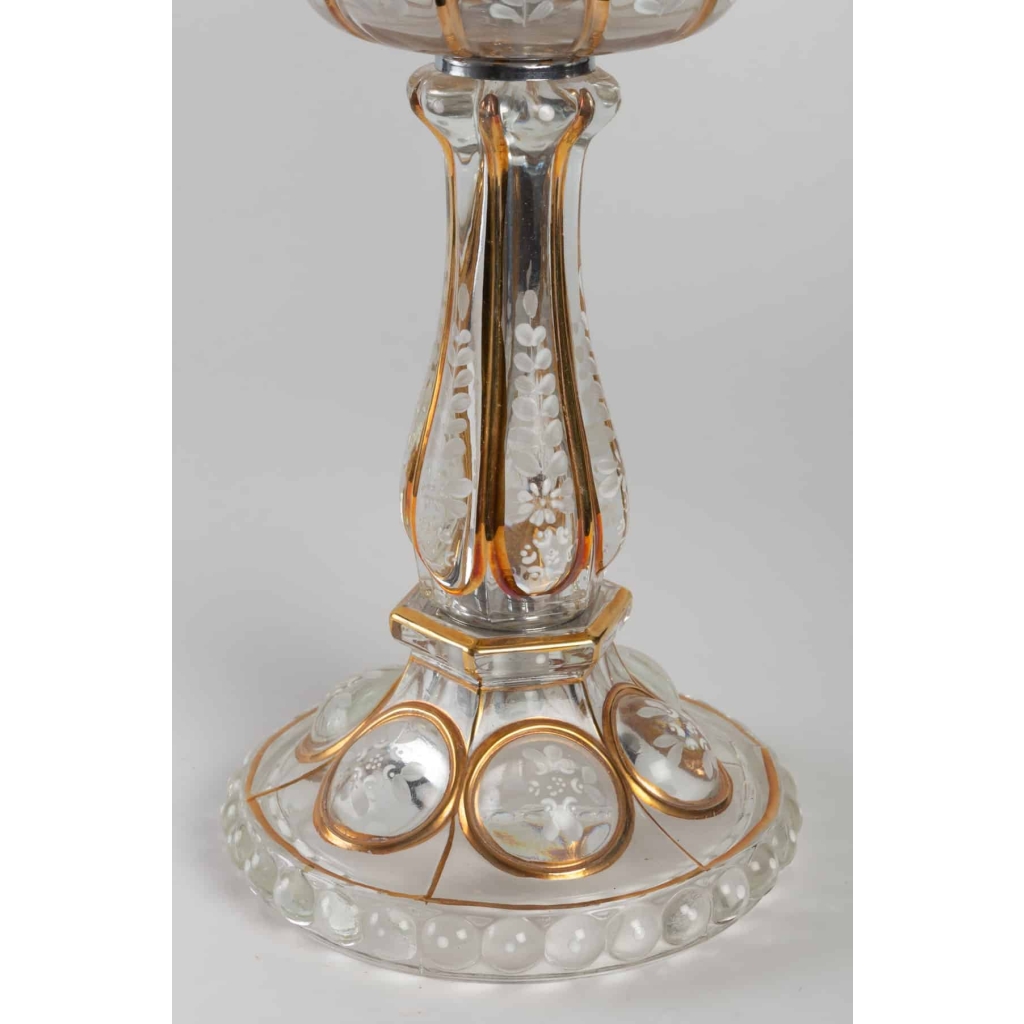 Une paire de candélabres en cristal à trois bras de lumière | Biron Une paire de candélabres en cristal à trois bras de lumière