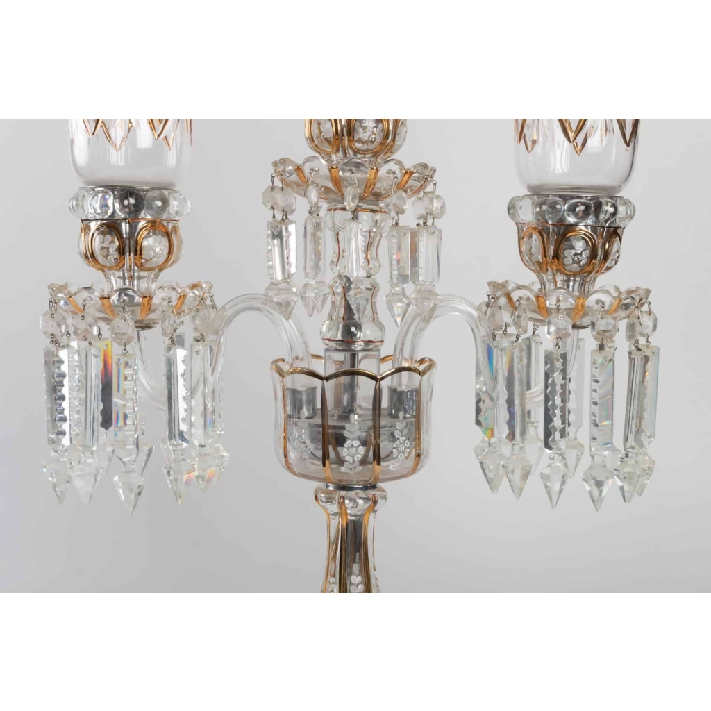 Une paire de candélabres en cristal à trois bras de lumière | Biron Une paire de candélabres en cristal à trois bras de lumière