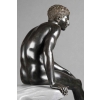 Hermès assis d’après l’antique – bronze à patine sombre vers 1890 | Biron Hermès assis d’après l’antique – bronze à patine sombre vers 1890