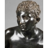 Hermès assis d’après l’antique – bronze à patine sombre vers 1890 | Biron Hermès assis d’après l’antique – bronze à patine sombre vers 1890