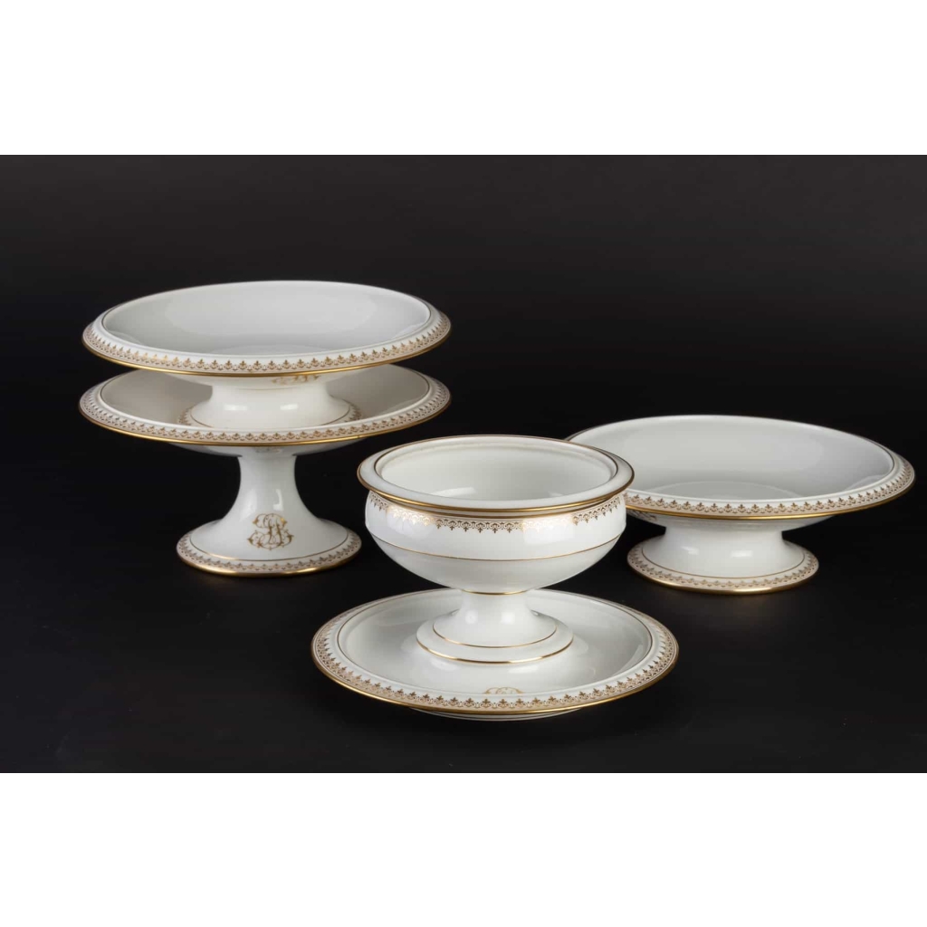 4 pièces de la Manufacture de Sèvres blanc et or signées et datées (décors 1901) | Biron ||||||||||||||||||||