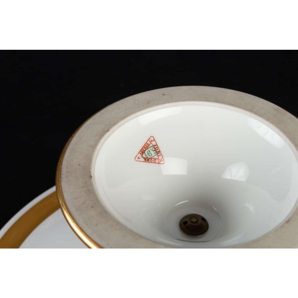 4 pièces de la Manufacture de Sèvres blanc et or signées et datées (décors 1901) | Biron 4 pièces de la Manufacture de Sèvres blanc et or signées et datées (décors 1901)