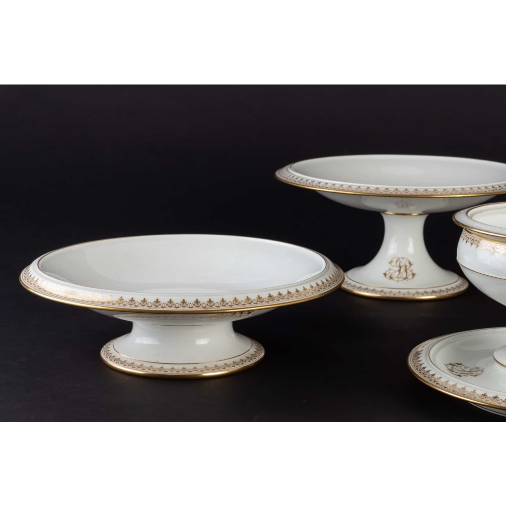 4 pièces de la Manufacture de Sèvres blanc et or signées et datées (décors 1901) | Biron 4 pièces de la Manufacture de Sèvres blanc et or signées et datées (décors 1901)