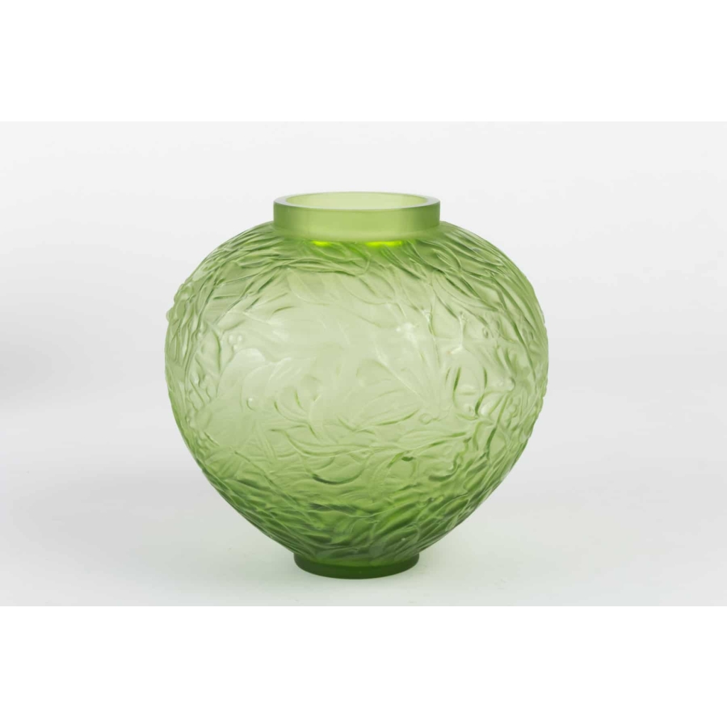 Paire de vases « Gui » verre vert absinthe et vert kaki de René LALIQUE