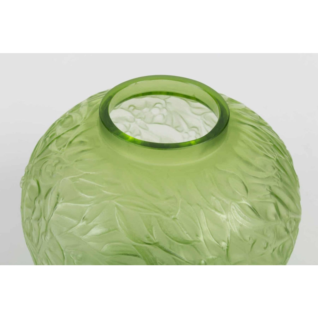 Paire de vases « Gui » verre vert absinthe et vert kaki de René LALIQUE