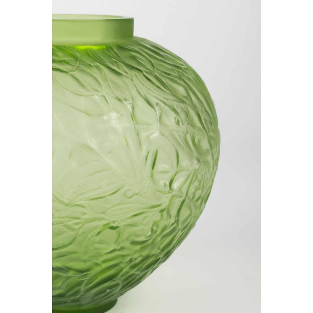 Paire de vases « Gui » verre vert absinthe et vert kaki de René LALIQUE