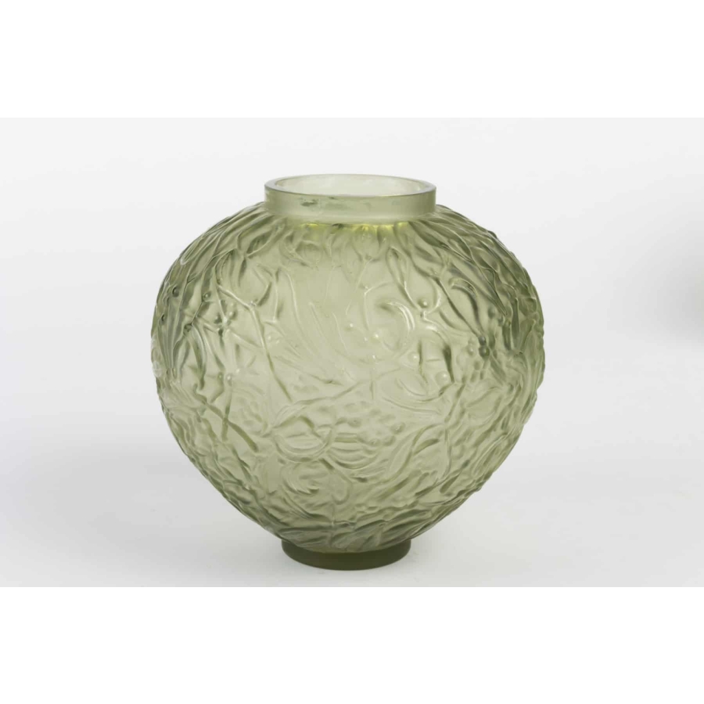 Paire de vases « Gui » verre vert absinthe et vert kaki de René LALIQUE